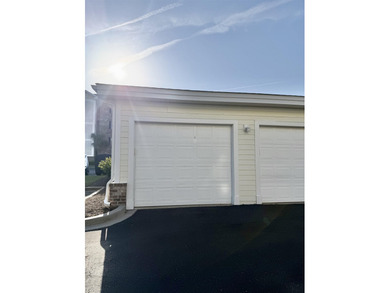PRIVATE GARAGE IN MAGNOLIA POINTE! Perfect for residents and - photo 1