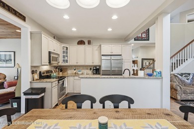 Welcome to this beautifully maintained and fully furnished home - photo 11