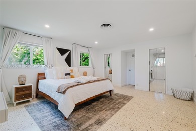 Beautiful home located in Hollywood, nestled in a quiet and - photo 3