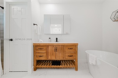 Beautiful home located in Hollywood, nestled in a quiet and - photo 4