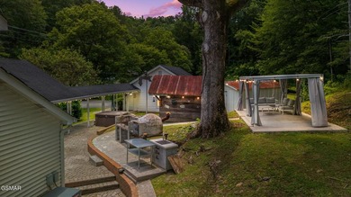 This well-known iconic white farmhouse sits proudly in the heart - photo 7