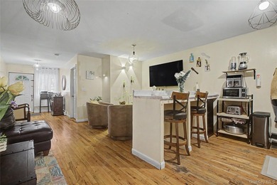 2 fully occupied apartments - 3rd Floor Unit Comes Vacant. $6 - photo 6