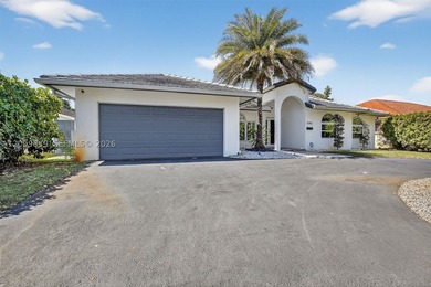 Step into a beautifully remodeled Hollywood estate where style - photo 2