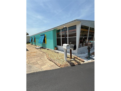Newly reduced artist retreat beachside. This two bedroom, two - photo 2