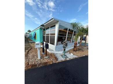 Newly reduced artist retreat beachside. This two bedroom, two - photo 4