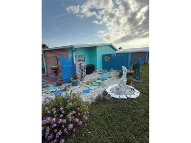 Newly reduced artist retreat beachside. This two bedroom, two - photo 6