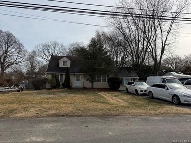 Welcome to Bay Shore! Lovely Occupied Cape Style Home. Investors - photo 1