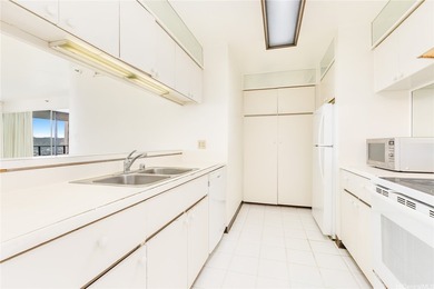 Royal Iolani is ideally situated right next to the prestigious - photo 10