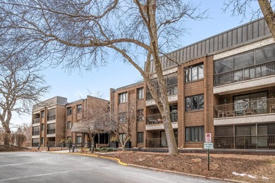 Affordable condo living! HOA fee pays almost EVERYTHING: water - photo 1