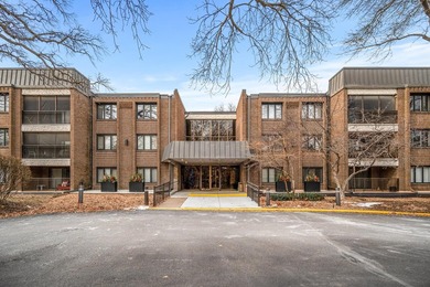 Affordable condo living! HOA fee pays almost EVERYTHING: water - photo 2