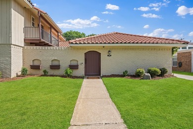 Nestled in the heart of highly sought-after Canyon Creek, this - photo 2