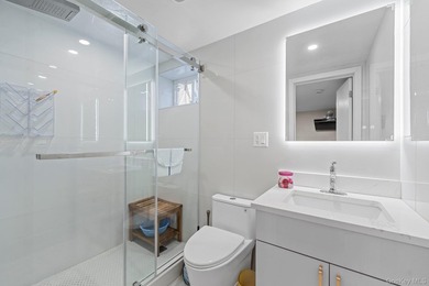 Welcome to this beautifully renovated 3-bedroom, 3-bathroom home - photo 11