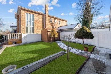 Welcome to this beautifully renovated 3-bedroom, 3-bathroom home - photo 12