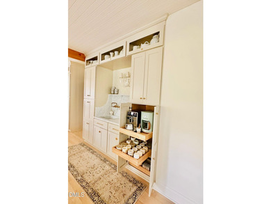 A unique opportunity to acquire a furnished luxury turn-key home - photo 26