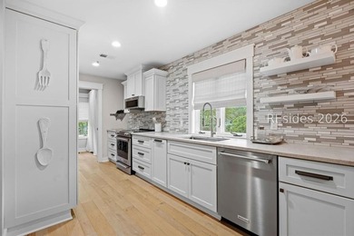 Rare opportunity to own a beautifully high-end renovated corner - photo 2