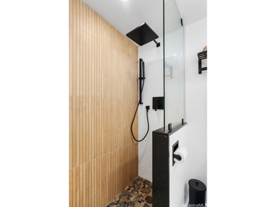 Modern and renovated corner unit in Salt Lake. This stylishly - photo 7