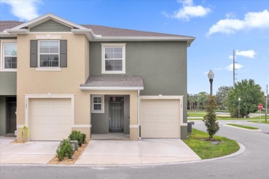 (private lake, pond, creek) Townhome/Townhouse For Sale in Davenport Florida