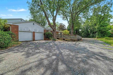Welcome to this Stunning 4/5 Bedroom Single-Family Home at 30 - photo 4