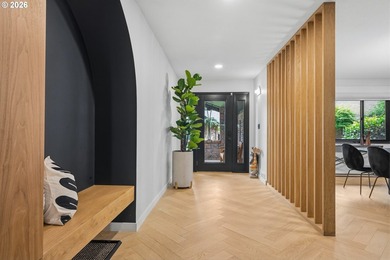 Impeccably reimagined and totally dialed in, this Mid-Century - photo 3