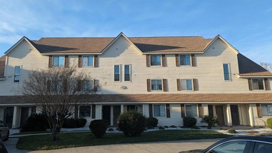 PRICE IMPROVEMENT!!! Welcome to Fairwood Lakes! This spacious - photo 1