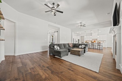 Stunning curb appeal. Immaculate, well-maintained 4-bedroom - photo 8