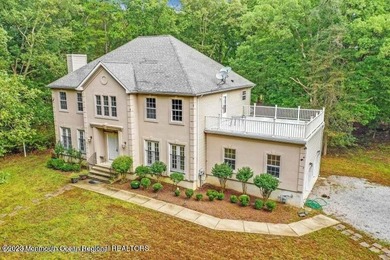 Welcome to the ultimate in luxury and privacy living! This - photo 2
