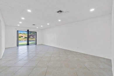 A perfect blend of comfort & style beautifully maintained - photo 12
