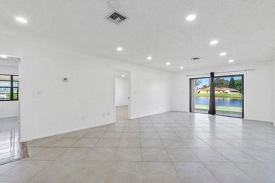 A perfect blend of comfort & style beautifully maintained - photo 13