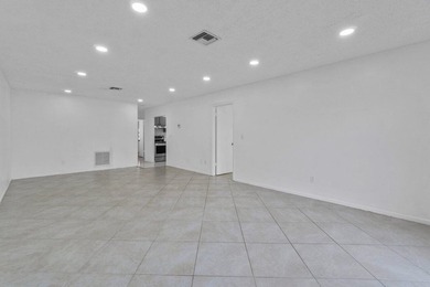 A perfect blend of comfort & style beautifully maintained - photo 14