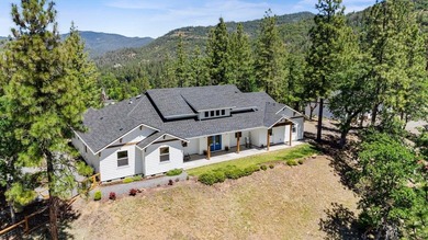 Rogue River Home For Sale in Shady Cove Oregon