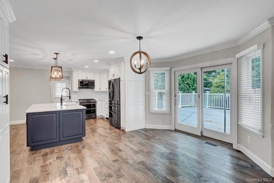 Welcome to 27 4th Ave. Rocky Point, a home that truly checks - photo 6