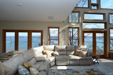 Located on the main channel of Lake Guntersville, this stunning - photo 7
