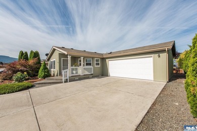 Move-in ready and the Perfect Home Location close to shopping - photo 32