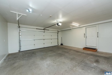 Move-in ready and the Perfect Home Location close to shopping - photo 33