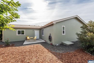 Move-in ready and the Perfect Home Location close to shopping - photo 36