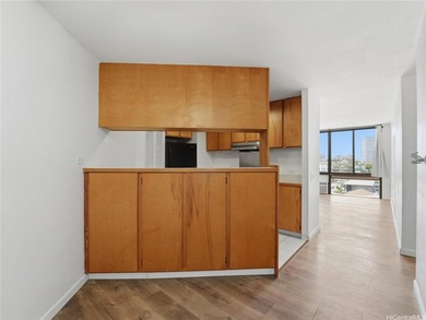 Top-floor living in the heart of Makiki. This bright 1-bedroom - photo 4
