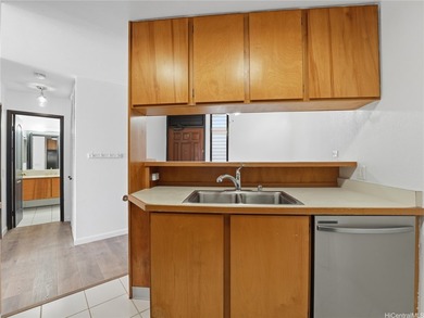Top-floor living in the heart of Makiki. This bright 1-bedroom - photo 7