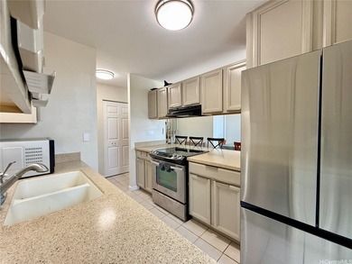 Welcome home to Kaholo Hale! This spacious 3-bedroom, 2.5-bath - photo 4