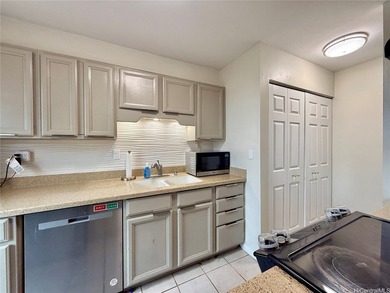 Welcome home to Kaholo Hale! This spacious 3-bedroom, 2.5-bath - photo 6