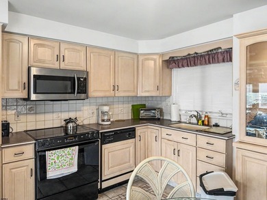 Location! Location! Location! This first floor 2 bedroom 1 bath - photo 4