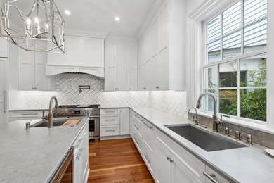 Welcome to 62 Fernandina Street, a Georgian-style lakefront home - photo 10