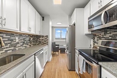 Welcome to the spacious One bedroom home in elevator, doorman - photo 2