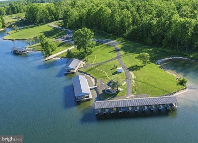 Lake life is done right at this luxury waterfront retreat on the - photo 4