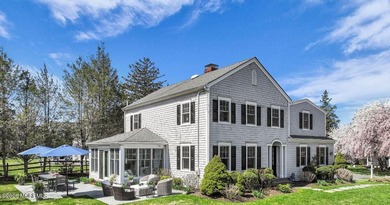 Exquisitely renovated Olde Farm Village Colonial! Set on a - photo 2