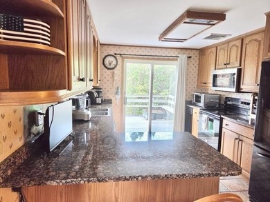 3 BEDROOM SPLIT LEVEL, UPDATED KITCHEN, LOTS OF STORAGE, AND - photo 6
