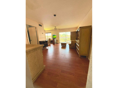 This beautifully maintained second-floor apartment offers - photo 2