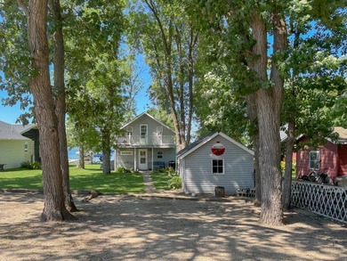 Escape to your own lakeside retreat with this charming 3-bedroom - photo 2