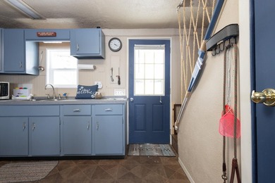 Escape to your own lakeside retreat with this charming 3-bedroom - photo 5