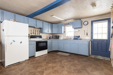 Escape to your own lakeside retreat with this charming 3-bedroom - photo 7