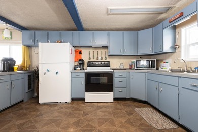 Escape to your own lakeside retreat with this charming 3-bedroom - photo 8